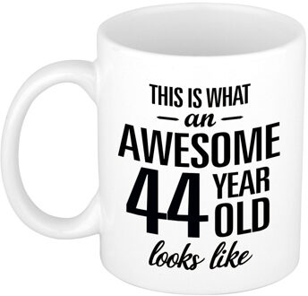 Bellatio Decorations This is what an awesome 44 year old looks like - cadeau koffiemok - 300 ml - verjaardag 44 jaar