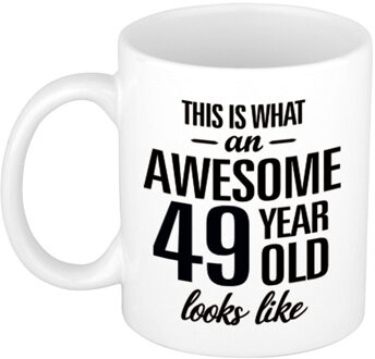 Bellatio Decorations This is what an awesome 49 year old looks like - cadeau koffiemok - 300 ml - verjaardag 49 jaar