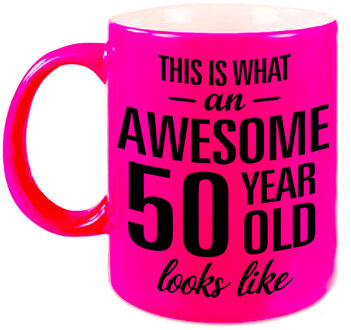 Bellatio Decorations This is what an awesome 50 year old looks like - koffiemok - fluor roze - Beker - verjaardag cadeau