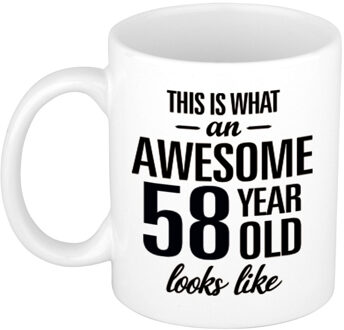 Bellatio Decorations This is what an awesome 58 year old looks like - cadeau koffiemok - 300 ml - verjaardag 58 jaar Wit