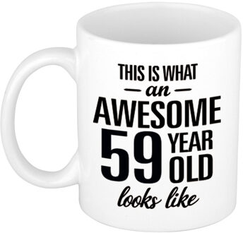 Bellatio Decorations This is what an awesome 59 year old looks like - cadeau koffiemok - 300 ml - verjaardag 59 jaar