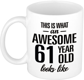 Bellatio Decorations This is what an awesome 61 year old looks like - cadeau koffiemok - 300 ml - verjaardag 61 jaar Wit