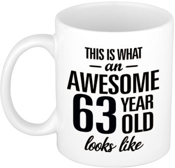 Bellatio Decorations This is what an awesome 63 year old looks like - cadeau koffiemok - 300 ml - verjaardag 63 jaar