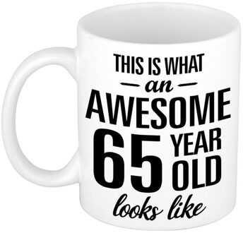 Bellatio Decorations This is what an awesome 65 year old looks like - cadeau koffiemok - 300 ml - verjaardag 65 jaar