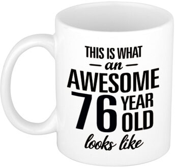 Bellatio Decorations This is what an awesome 76 year old looks like - cadeau koffiemok - 300 ml - verjaardag 76 jaar