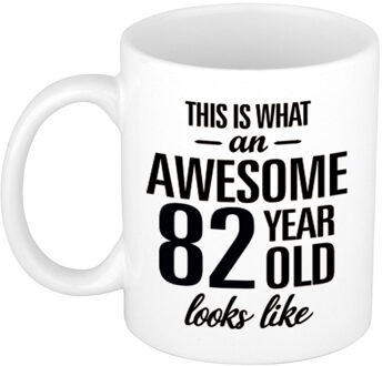 Bellatio Decorations This is what an awesome 82 year old looks like - cadeau koffiemok - 300 ml - verjaardag 82 jaar