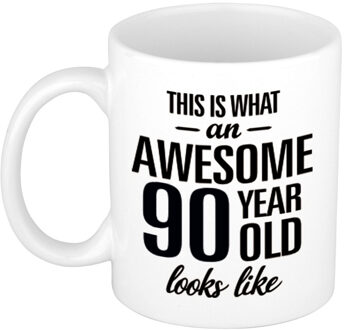 Bellatio Decorations This is what an awesome 90 year old looks like - cadeau koffiemok - 300 ml - verjaardag 90 jaar