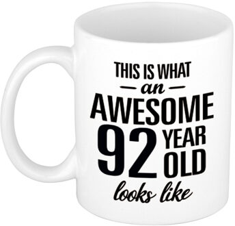 Bellatio Decorations This is what an awesome 92 year old looks like - cadeau koffiemok - 300 ml - verjaardag 92 jaar