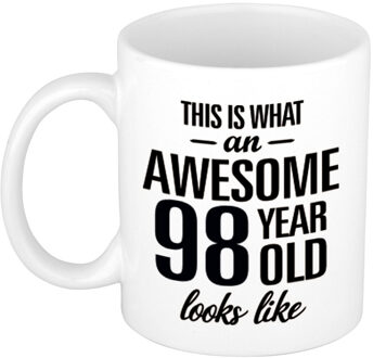 Bellatio Decorations This is what an awesome 98 year old looks like - cadeau koffiemok - 300 ml - verjaardag 98 jaar Wit