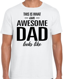 Bellatio Decorations This is what an awesome dad looks like cadeau t-shirt wit heren - Vaderdag XL