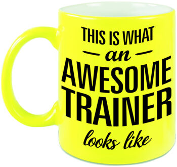 Bellatio Decorations This is what an awesome trainer looks like - tekst cadeau koffie mok - beker - neon geel - 300 ml