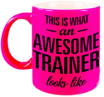 Bellatio Decorations This is what an awesome trainer looks like - tekst cadeau koffie mok - beker - neon roze - 300 ml - Oranje