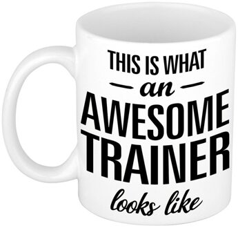 Bellatio Decorations This is what an awesome trainer looks like - tekst cadeau koffie mok - beker - wit - 300 ml - Coach