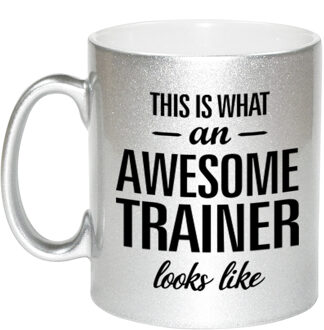 Bellatio Decorations This is what an awesome trainer looks like - tekst cadeau koffie mok - beker - zilver - 300 ml - Coa