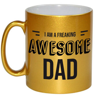 Bellatio Decorations Vader cadeau gouden mok / beker I am a freaking awesome dad - feest mokken Goudkleurig