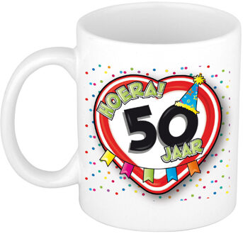 Bellatio Decorations Verjaardag cadeau koffie mok - leeftijd 50 jaar - hartje -verkeersbord - wit