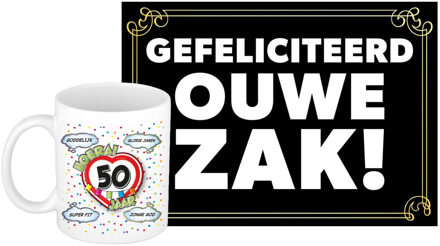 Bellatio Decorations Verjaardag cadeau koffiemok 50 jaar - man - goddelijk - met gefeliciteerd ouwe zak wenskaart