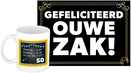 Bellatio Decorations Verjaardag cadeau koffiemok 50 jaar - man - schoolbord - met gefeliciteerd ouwe zak wenskaart