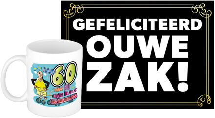 Bellatio Decorations Verjaardag cadeau koffiemok 60 jaar - man - rollator- met gefeliciteerd ouwe zak wenskaart