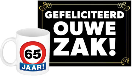 Bellatio Decorations Verjaardag cadeau koffiemok 65 jaar - man - stopbord- met gefeliciteerd ouwe zak wenskaart