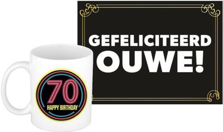 Bellatio Decorations Verjaardag cadeau koffiemok 70 jaar - man - neon - met gefeliciteerd ouwe! - wenskaart