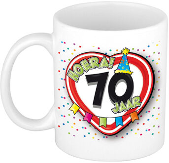 Bellatio Decorations Verjaardag cadeau koffiemok - leeftijd 70 jaar - hartje verkeersbord - multi - keramiek - 300 ml