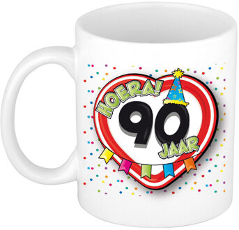 Bellatio Decorations Verjaardag cadeau koffiemok - leeftijd 90 jaar - hartje verkeersbord - multi - keramiek - 300 ml