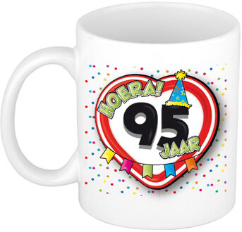 Bellatio Decorations Verjaardag cadeau koffiemok - leeftijd 95 jaar - hartje verkeersbord - multi - keramiek - 300 ml