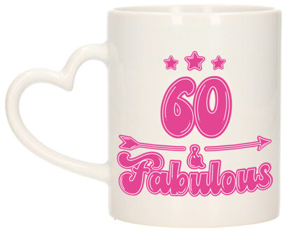 Bellatio Decorations Verjaardag cadeau mok 60 jaar - geweldig - roze - hartjes handvat - 300 ml - Keramiek