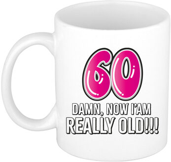 Bellatio Decorations Verjaardag cadeau mok 60 jaar - nu ben ik echt oud! - roze - 300 ml - keramiek