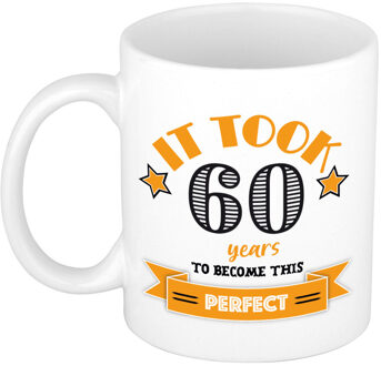 Bellatio Decorations Verjaardag cadeau mok 60 jaar - oranje - grappig - 300 ml - keramiek