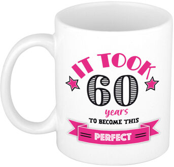 Bellatio Decorations Verjaardag cadeau mok 60 jaar - roze - grappig - 300 ml - keramiek