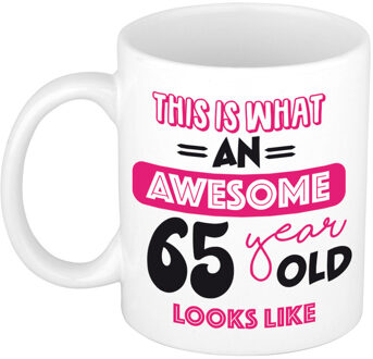 Bellatio Decorations Verjaardag cadeau mok 65 jaar - roze - grappige tekst - 300 ml - keramiek