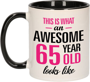 Bellatio Decorations Verjaardag cadeau mok 65 jaar - zwart/roze - grappige tekst - 300 ml - keramiek