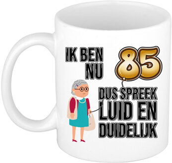 Bellatio Decorations Verjaardag cadeau mok 85 jaar - luid en duidelijk oma - bruin - 300 ml - Keramiek