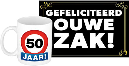 Bellatio Decorations Verjaardag cadeau mok/beker 50 jaar print 300 ml + A5-size wenskaart ouwe zak