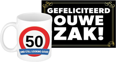 Bellatio Decorations Verjaardag cadeau mok/beker 50 jaar print 300 ml + A5-size wenskaart ouwe zak