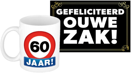 Bellatio Decorations Verjaardag cadeau mok/beker 60 jaar print 300 ml + A5-size wenskaart ouwe zak