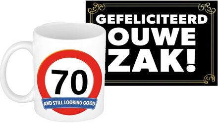 Bellatio Decorations Verjaardag cadeau mok/beker 70 jaar print 300 ml + A5-size wenskaart ouwe zak