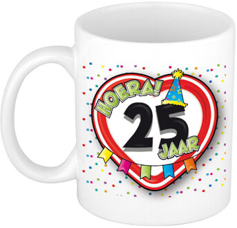 Bellatio Decorations Verjaardag cadeau mok leeftijd 25 jaar - hartje verkeersbord - multi - keramiek - 300 ml