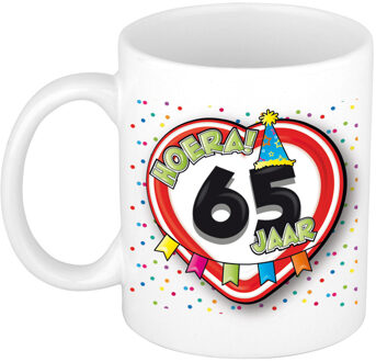 Bellatio Decorations Verjaardag cadeau mok leeftijd 65 jaar - hartje verkeersbord - multi - keramiek - 300 ml
