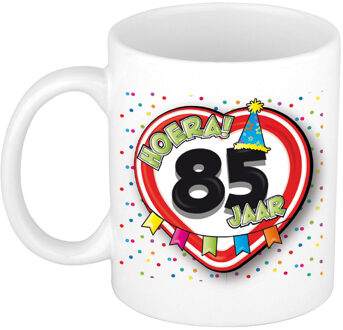 Bellatio Decorations Verjaardag cadeau mok leeftijd 85 jaar - hartje verkeersbord - multi - 300 ml