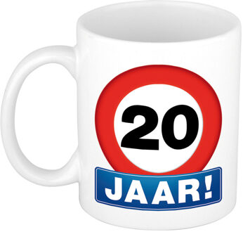 Bellatio Decorations Verjaardag koffiemok - drink beker - thema 20 jaar - leeftijd verkeersbord - 300 ml - keramiek