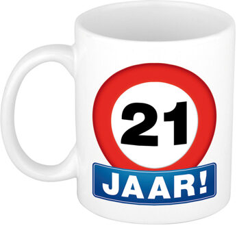 Bellatio Decorations Verjaardag koffiemok - drink beker - thema 21 jaar - leeftijd verkeersbord - 300 ml - keramiek