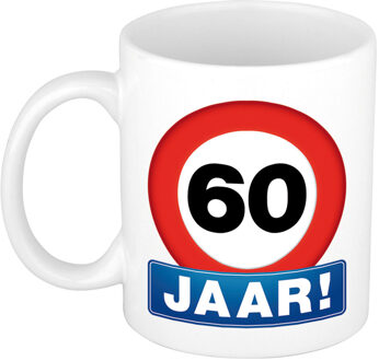 Bellatio Decorations Verjaardag koffiemok - drink beker - thema 60 jaar - leeftijd verkeersbord - 300 ml - keramiek