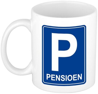 Bellatio Decorations Verkeersbord P blauw pensioen cadeau koffie mok - Gepensioneerd / pensionaris cadeaus - Collega Multi