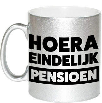 Bellatio Decorations Zilveren pensioen VUT cadeau mok / beker - hoera eindelijk pensioen 330 ml - feest mokken Zilverkleurig