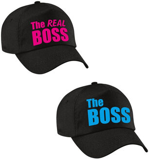 Bellatio Decorations Zwarte kadopetten / cadeau caps The Boss en The Real boss met blauwe / roze tekst koppels / bruidspaar / echtpaar voor v