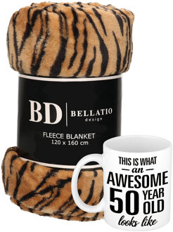 Bellatio Design Cadeau verjaardag 50 jaar/ Sarah vrouw set - Fleece plaid/deken tijger print met Awesome 50 year mok