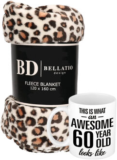 Bellatio Design Cadeau verjaardag 60 jaar vrouw set - Fleece plaid/deken luipaard print met Awesome 60 year mok